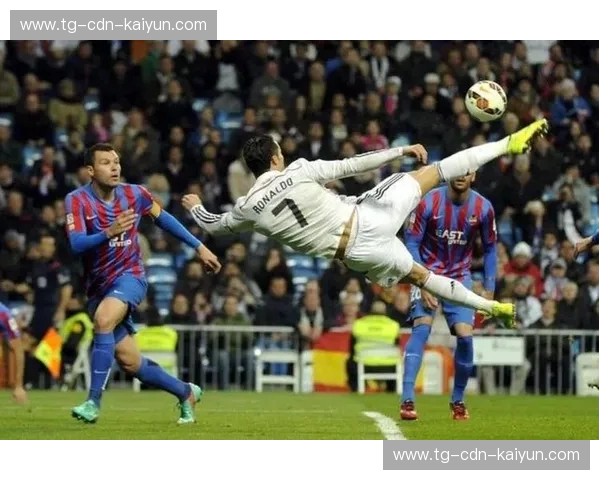 绿茵场上的终极重炮：当“战神”遇见“上帝”，谁才是真正的锋线孤傲王者？